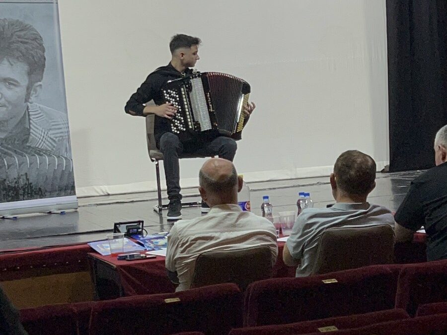 Andrija iz Zagužanja niže uspehe na harmonici