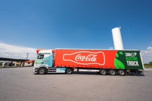 Prvi električni šleperi kompanije Coca-Cola HBC Srbija na najdužoj ruti u domaćem transportu